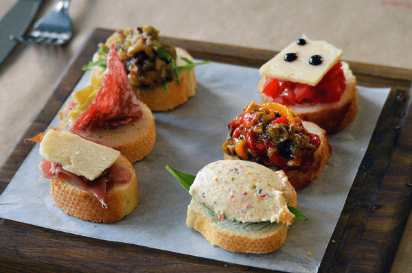 Petit pain avec viande et légumes